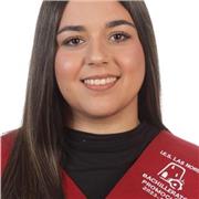 Chica joven en posesión del certificado B2 de Cambridge en inglés. Especialmente me gusta dar clase a niños de primaria e infantil